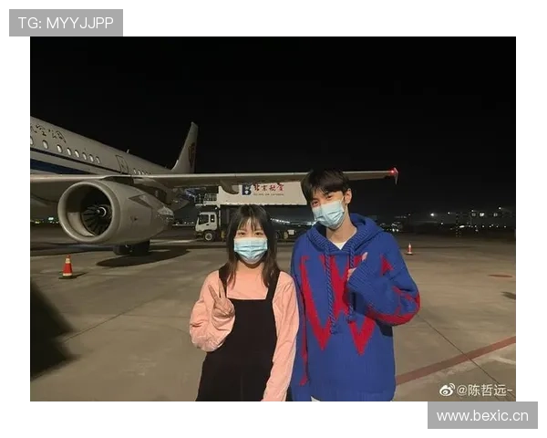 杨倩机场拎着比我三个月工资还贵的包，笑得像邻家女孩