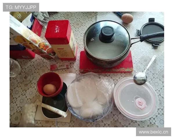 施洋家的冰箱里只放蛋白粉和冰水，连瓶可乐都找不到