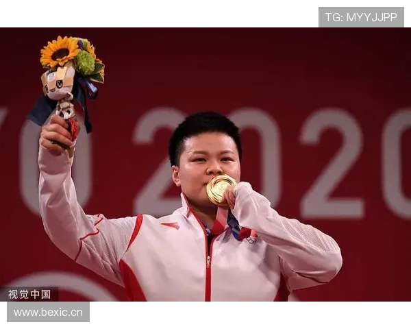 汪周雨手拎的那个包比我几个月工资还贵，刷到图我只想问这是谁的生活啊